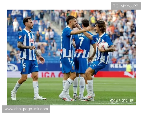 球队在连续比赛中通过轮换保持竞技状态，足球队这个概念可以连续限制为